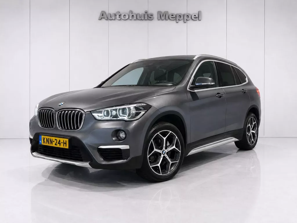 BMW X1 xDrive20i X-Line*Trekhaak*Pano*LED+*PDC*HiFi*Driving-Assistant