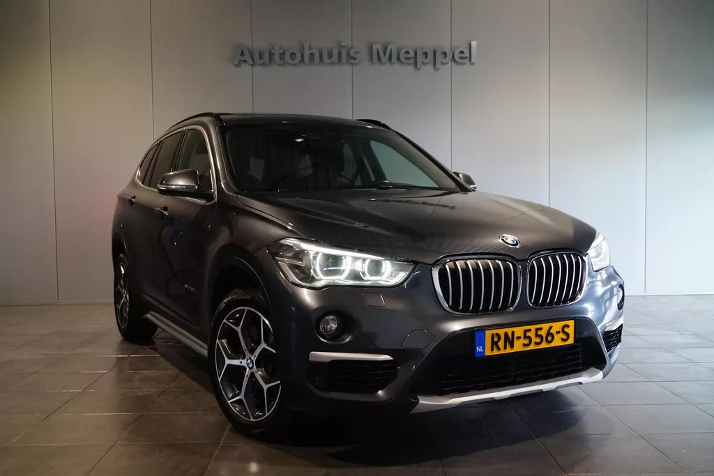BMW X1 sDrive20i ** GERESERVEERD ** X Line | Apple carplay / Android auto | PDC | Head-Up Display | Panoramadak | LED | Trekhaak |