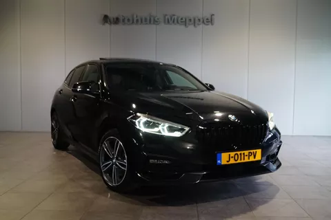 BMW 1 Serie 118i Sport Line | LED | Harman/Kardon | Panoramadak |