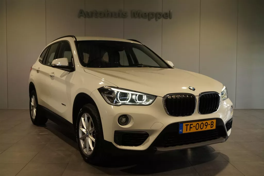 BMW X1 18i Automaat | LED | Navigatie | Performance control |