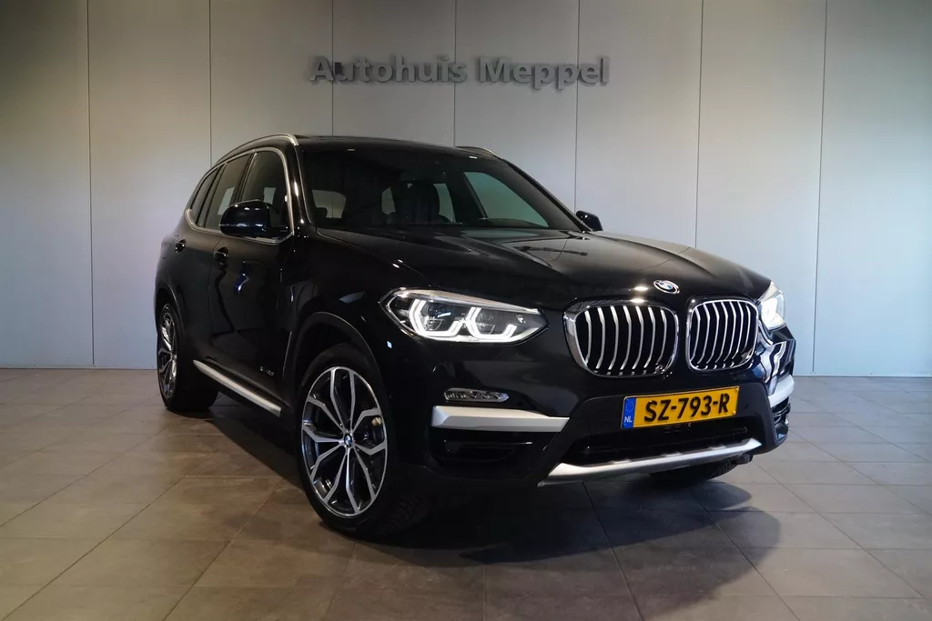 BMW X3 xDrive20i X-Line | LED | Head-Up Display | Panoramadak | Trekhaak |